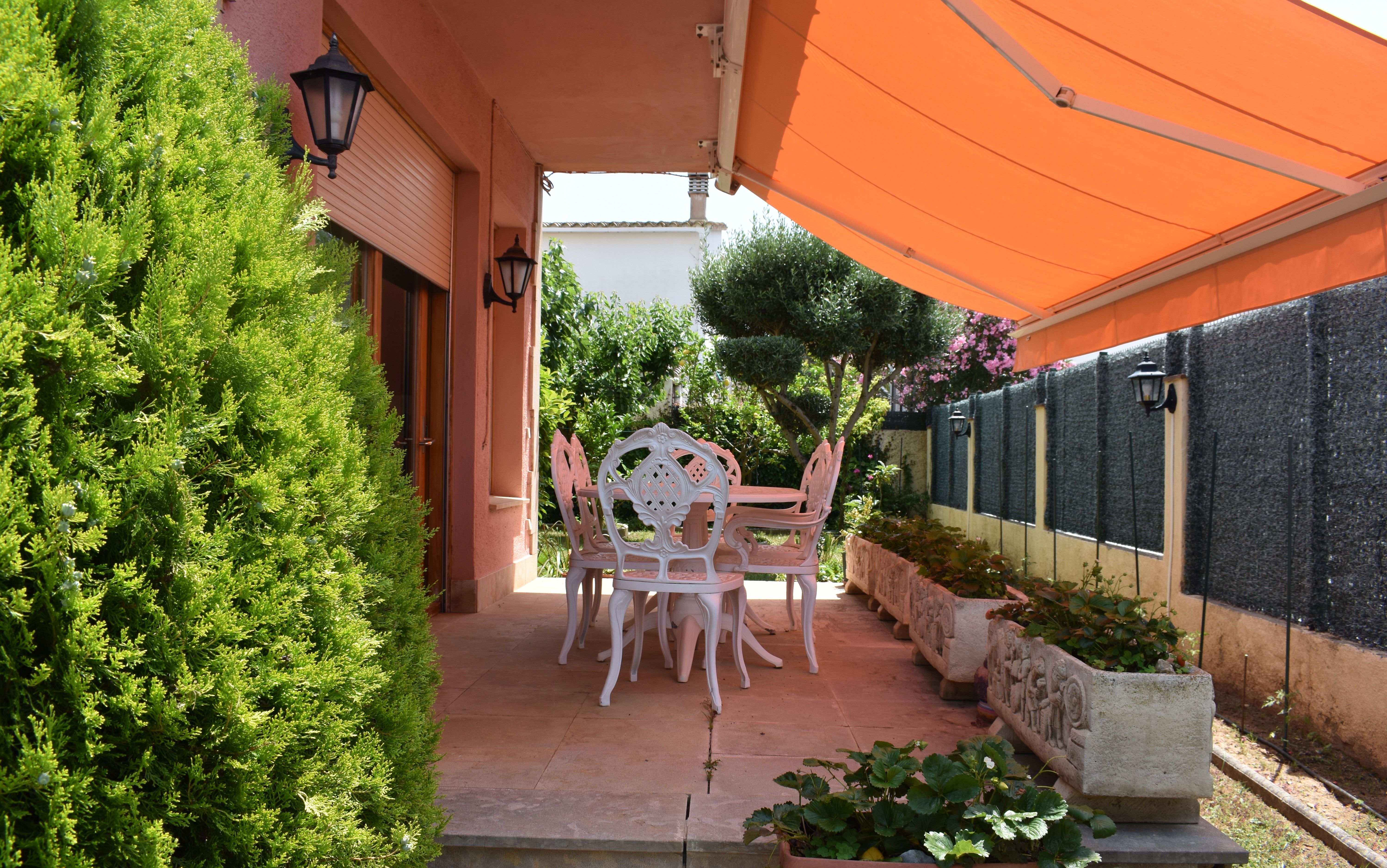 Terrace of House or chalet for sale in Roses  with Heating and Oven