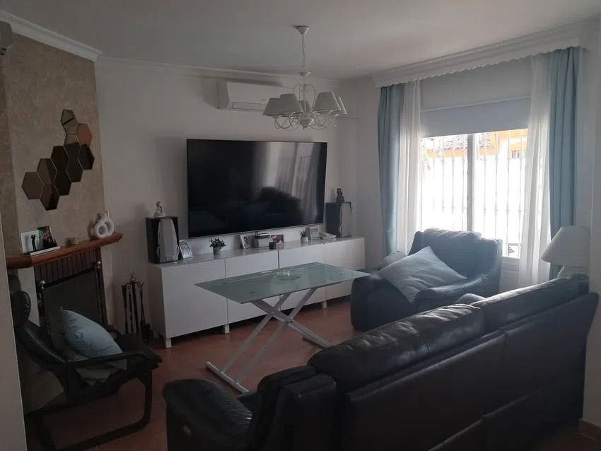 Sala d'estar de Casa o xalet en venda en Benalmádena amb Aire condicionat, Jardí privat i Terrassa