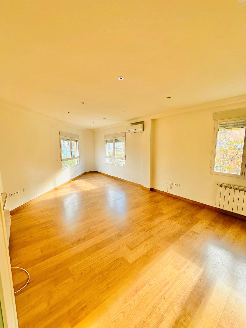 Living room of Flat to rent in  Granada Capital  with Air Conditioner, Heating and Parquet flooring