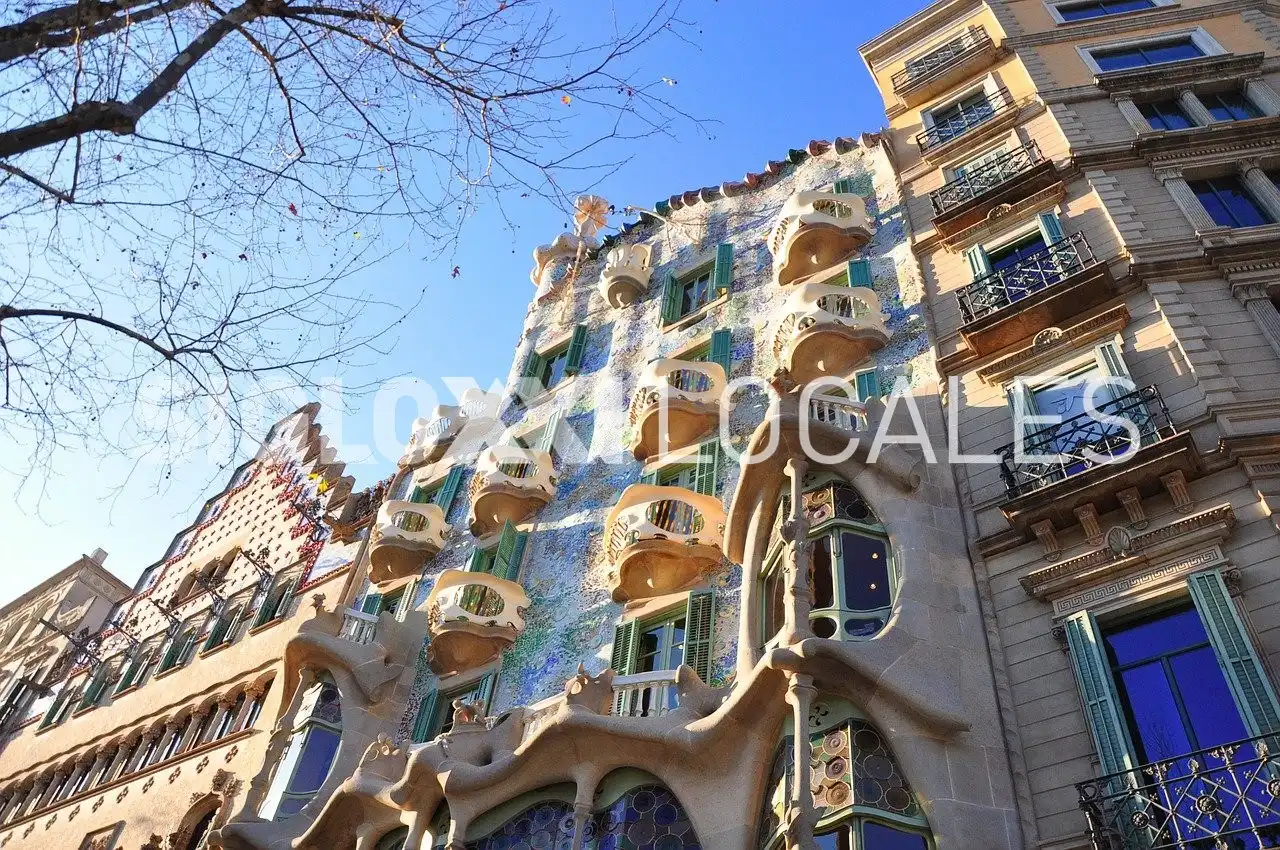 Exterior view of Commercial properties for rent in Eixample