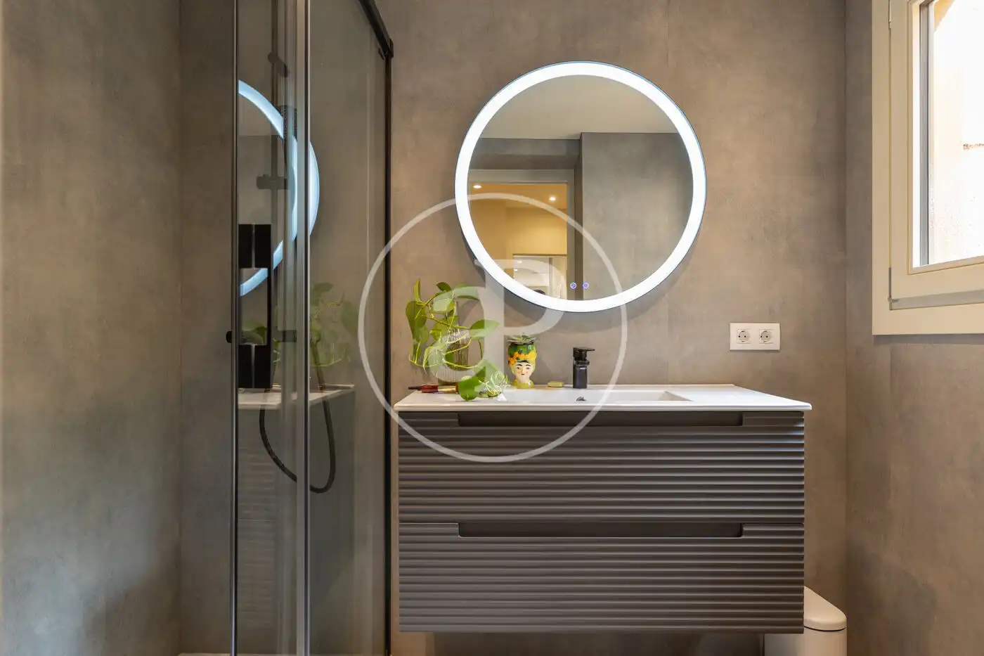 Badezimmer von Wohnung zum Verkauf in Barcelona mit Klimaanlage, Heizung und Privatgarten