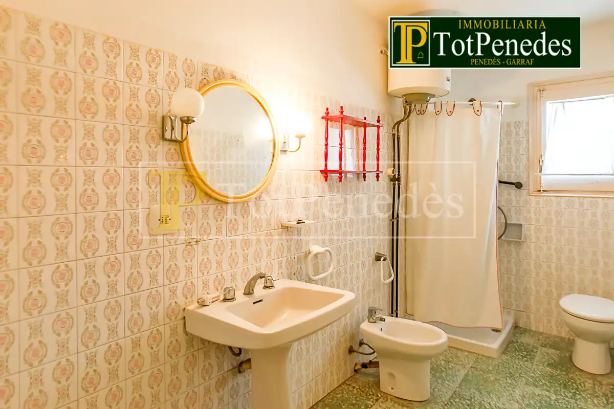 Baño de Finca rústica en venta en Sant Martí Sarroca con Jardín privado, Trastero y Lavadora