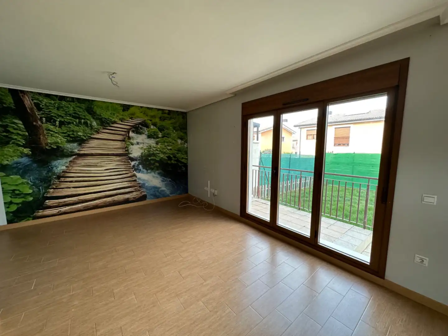 Sala d'estar de Casa adosada en venda en Fuensaldaña amb Calefacció, Jardí privat i Terrassa