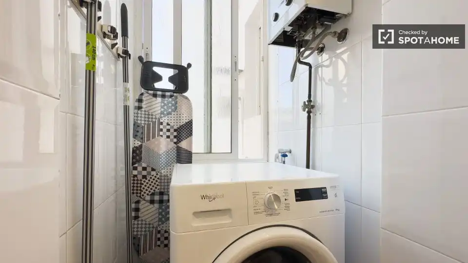 Bany de Pis per a compartir en L'Hospitalet de Llobregat amb Aire condicionat, Calefacció i Moblat