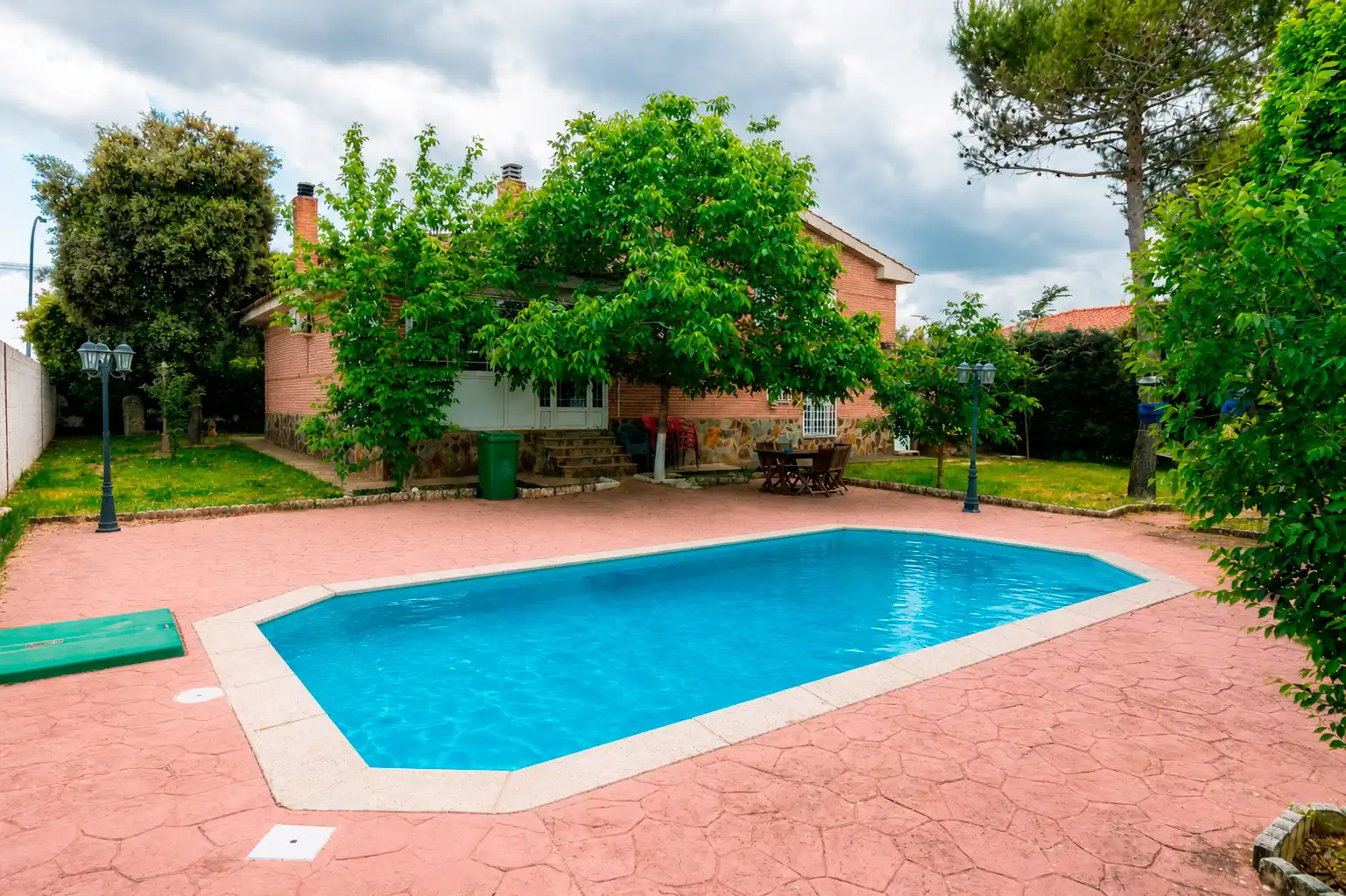 Piscina de Casa o chalet en venta en Nuevo Baztán con Aire acondicionado, Calefacción y Jardín privado