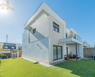 Exterior view of Single-family semi-detached for sale in Boadilla del Monte  with Air Conditioner, Heating and Private garden