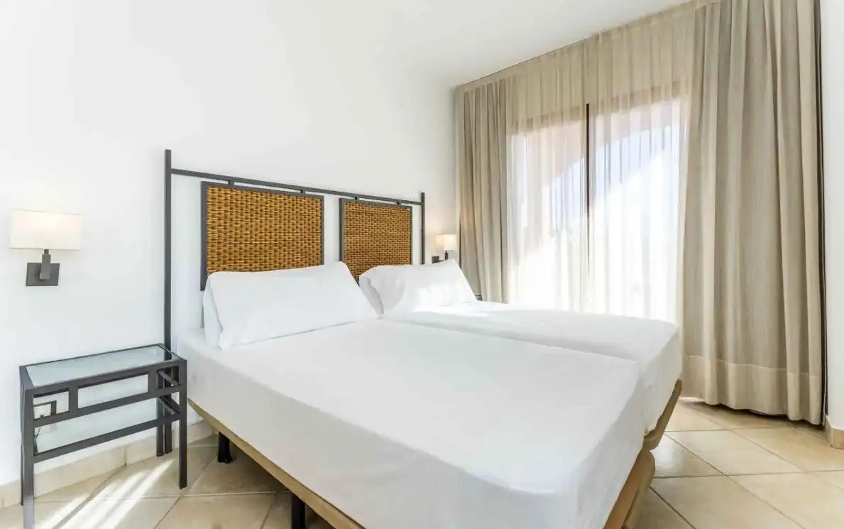 Dormitori de Apartament en venda en Estepona amb Aire condicionat, Jardí privat i Terrassa