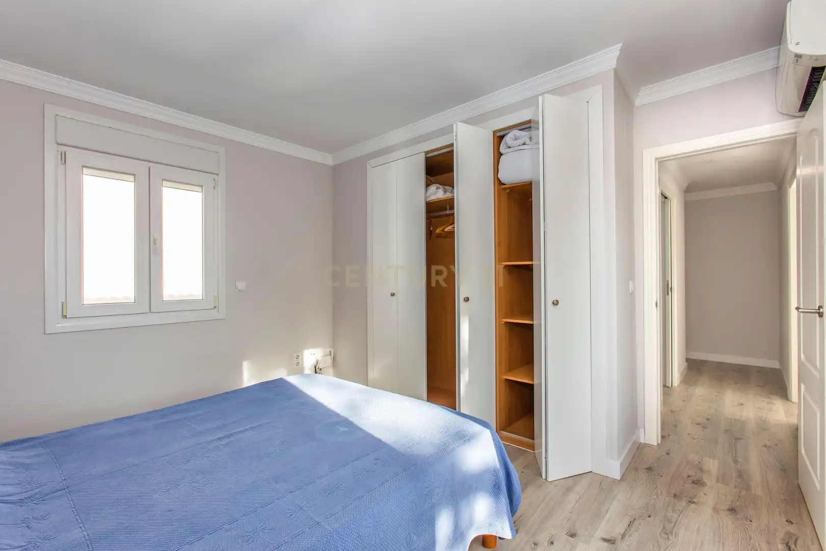 Schlafzimmer von Einfamilien-Reihenhaus zum Verkauf in Oliva mit Klimaanlage, Privatgarten und Ofen