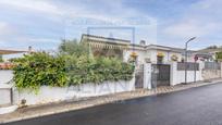 Vista exterior de Casa adosada en venda en Valencina de la Concepción amb Aire condicionat, Terrassa i Piscina