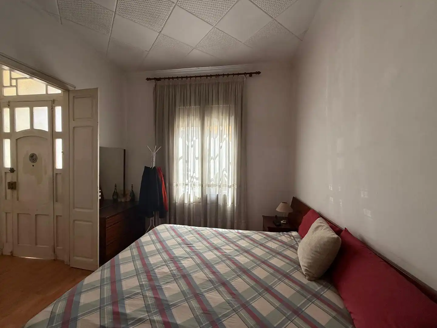 Schlafzimmer von Einfamilien-Reihenhaus zum Verkauf in Sabadell mit Terrasse, Abstellraum und Ofen