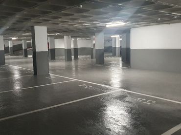 Single parking space with lift for sale in Via Augusta 232