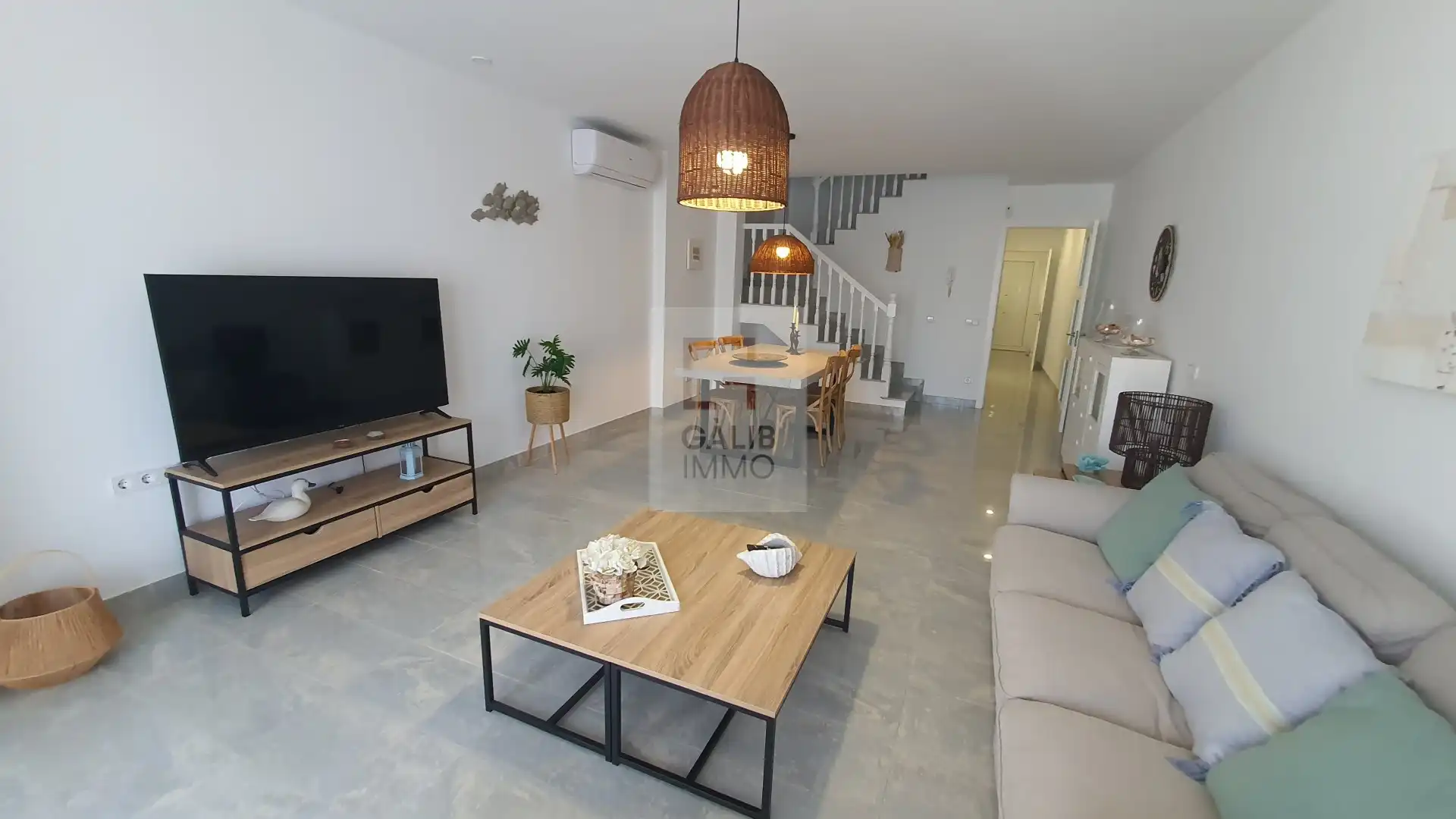 Wohnzimmer von Einfamilien-Reihenhaus zum Verkauf in Empuriabrava mit Klimaanlage, Terrasse und Möbliert