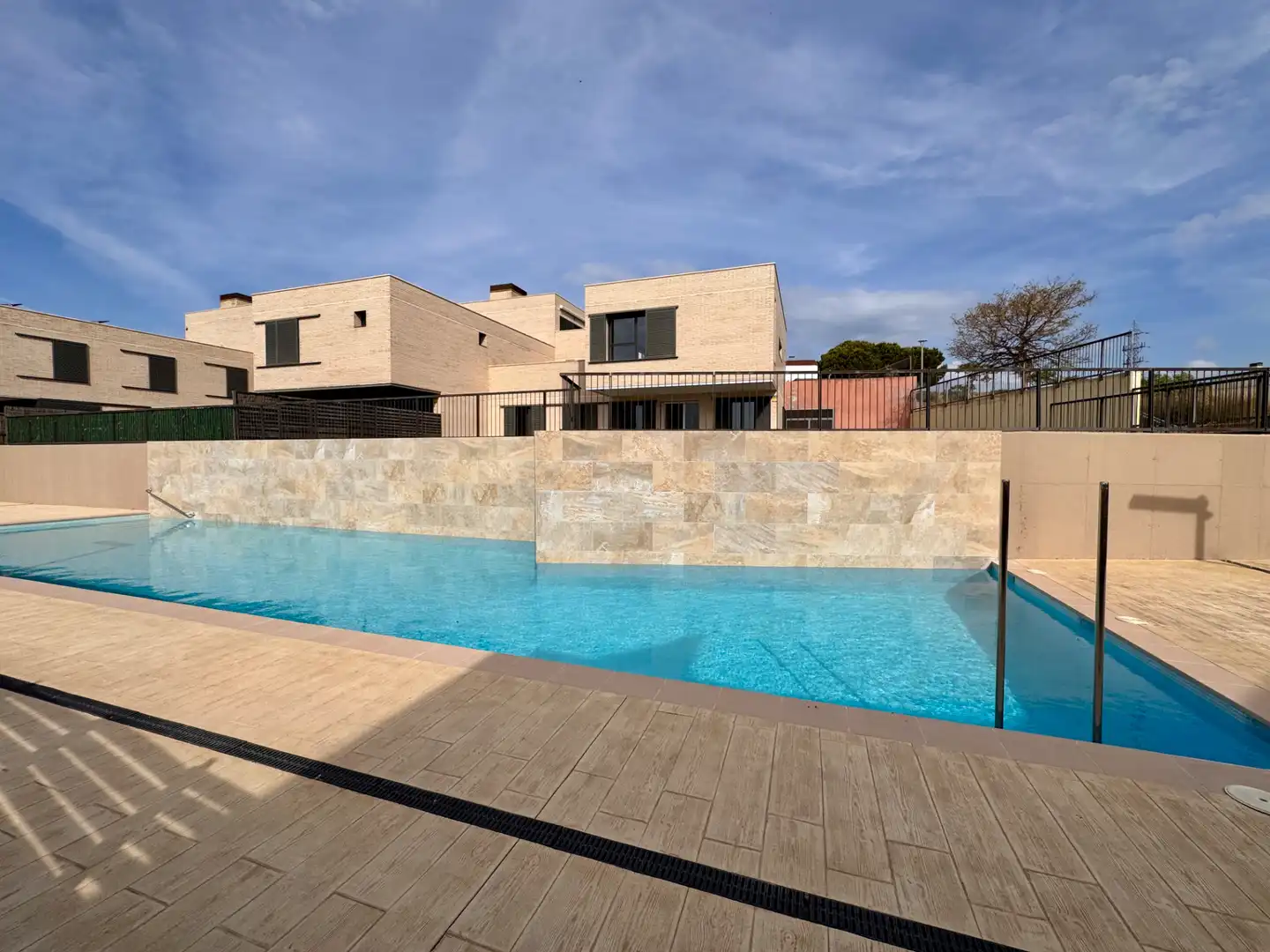 Piscina de Casa adosada en venta en Mataró con Aire acondicionado, Calefacción y Jardín privado