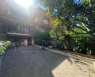 Vista exterior de Casa adosada en venda en Fuenlabrada amb Jardí privat i Traster