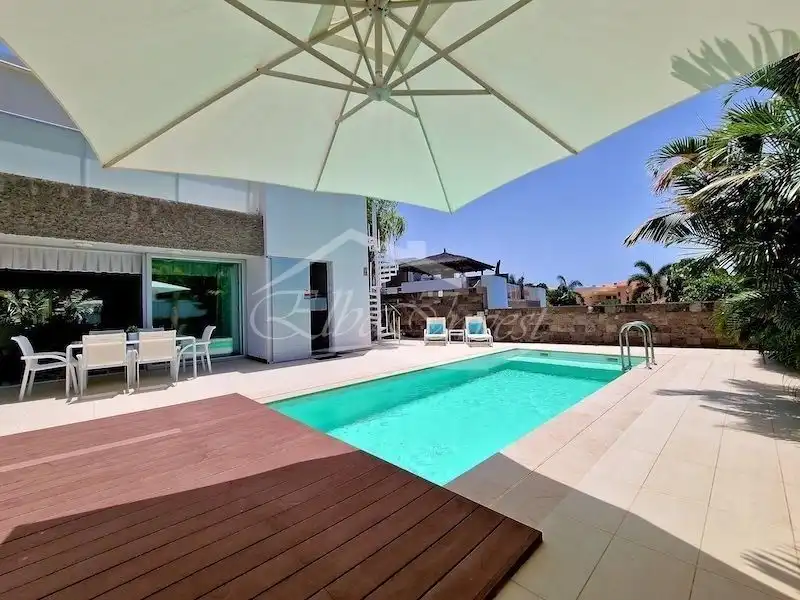 Piscina de Casa o xalet en venda en Adeje amb Aire condicionat, Jardí privat i Terrassa