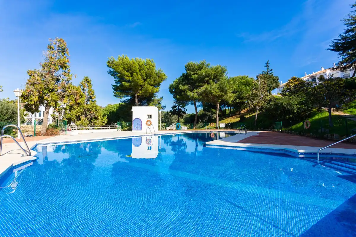 Piscina de Casa adosada en venda en Mijas amb Aire condicionat, Jardí privat i Terrassa