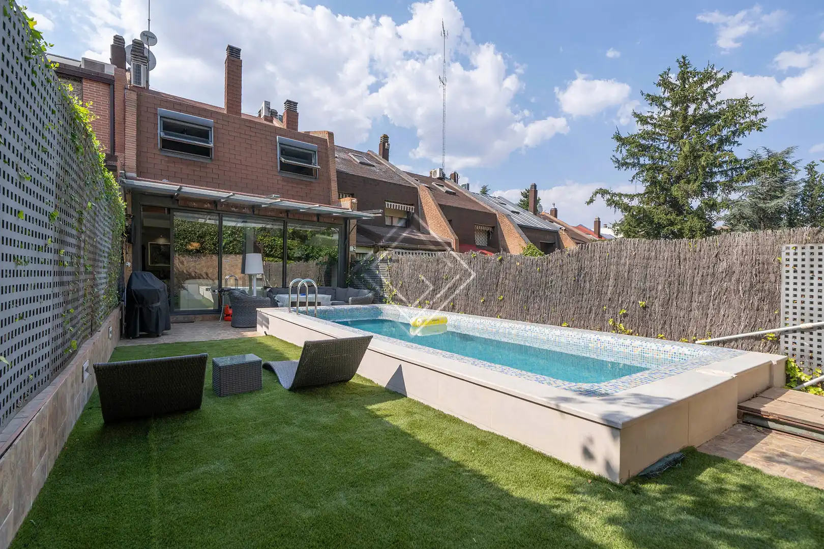 Piscina de Casa adosada en venda en La Moraleja amb Aire condicionat, Calefacció i Jardí privat