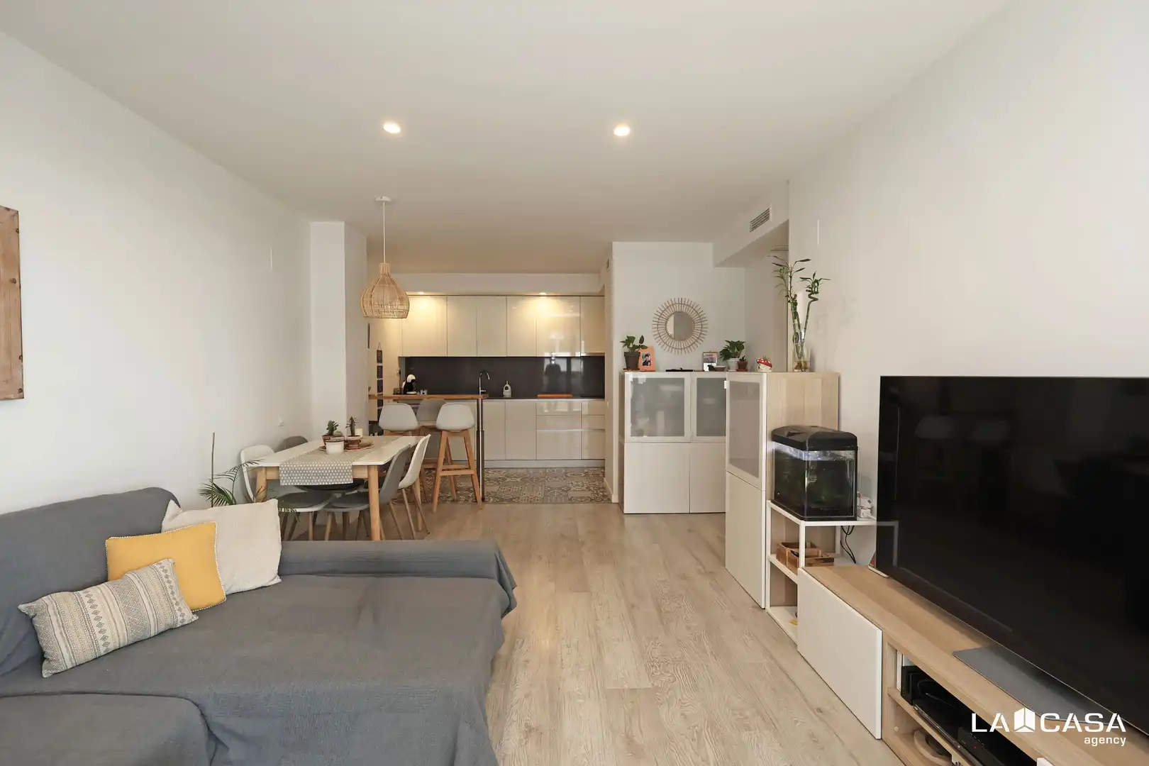 Sala d'estar de Pis en venda en L'Hospitalet de Llobregat amb Terrassa i Piscina