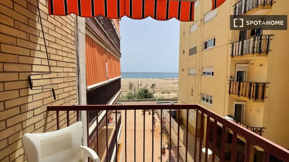 Terrassa de Pis per a compartir en Canet de Mar amb Aire condicionat, Calefacció i Moblat