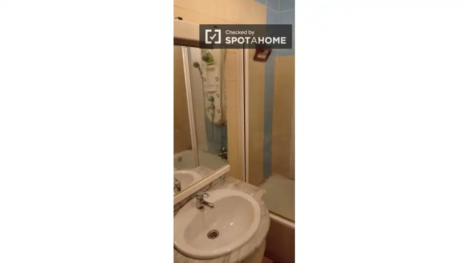 Bathroom of Flat for share in Las Rozas de Madrid  with Air Conditioner, Heating and Furnished