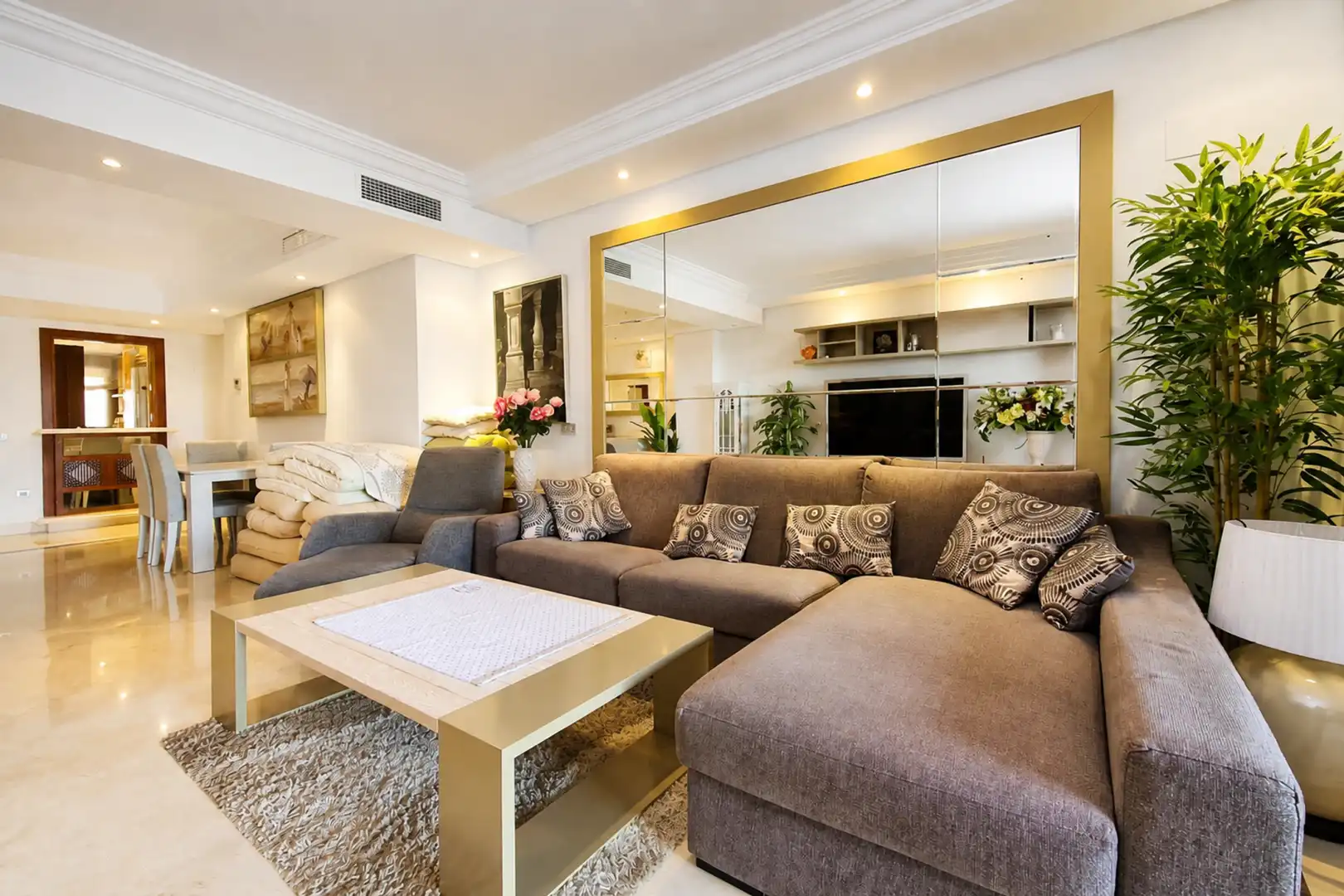 Sala d'estar de Apartament en venda en Estepona amb Aire condicionat, Terrassa i Moblat