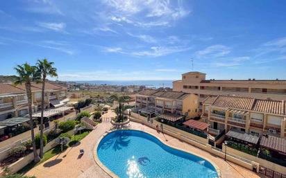 Vista exterior de Àtic en venda en Santa Pola amb Aire condicionat, Terrassa i Piscina