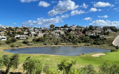 Vista exterior de Apartament en venda en Estepona amb Aire condicionat, Terrassa i Piscina