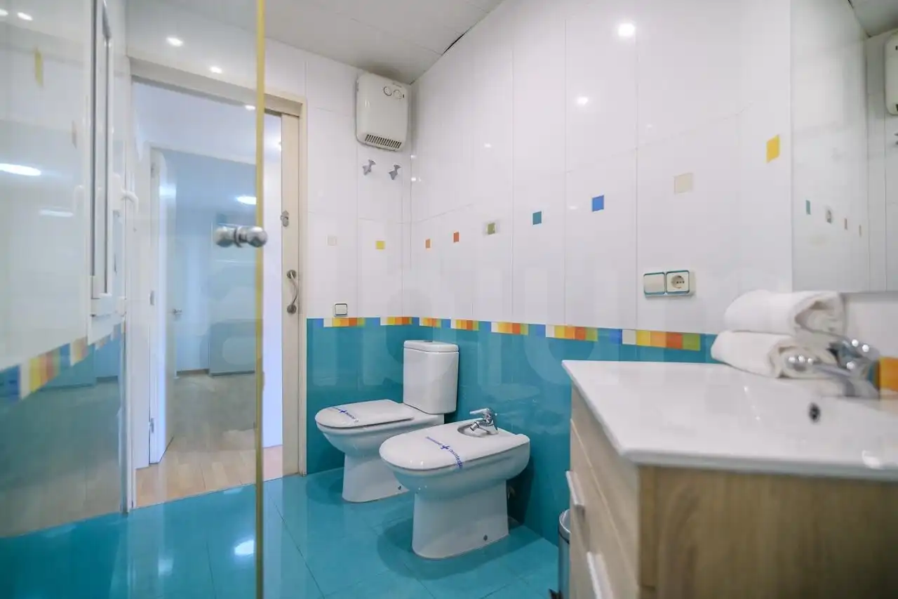 Badezimmer von Wohnung zum Verkauf in Barcelona mit Klimaanlage, Parkett und Möbliert
