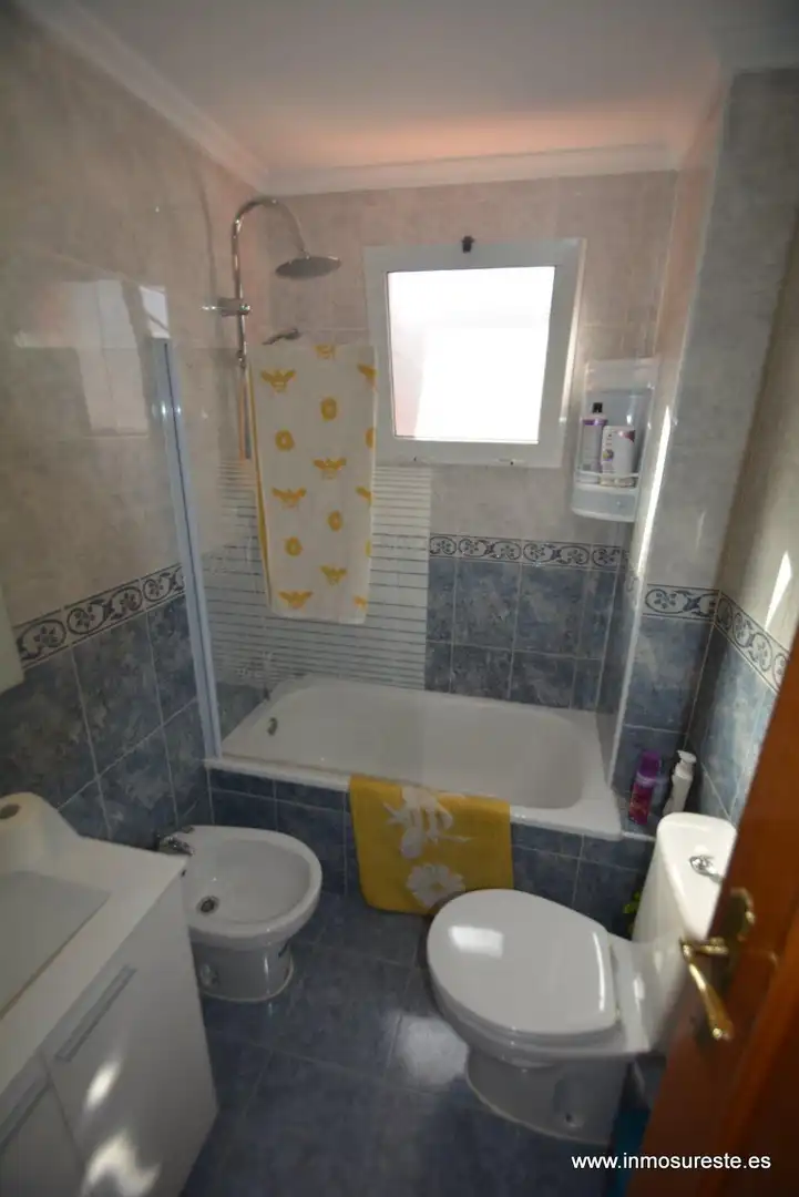 Baño de Piso en venta en Almoradí con Amueblado, Balcón y Piscina comunitaria