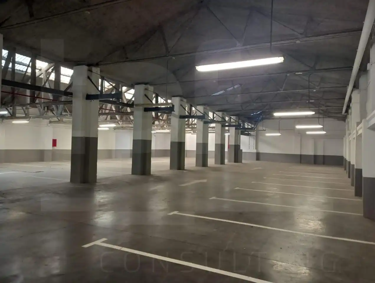 Parkplatz von Fabrikhallen zur Miete in Mislata