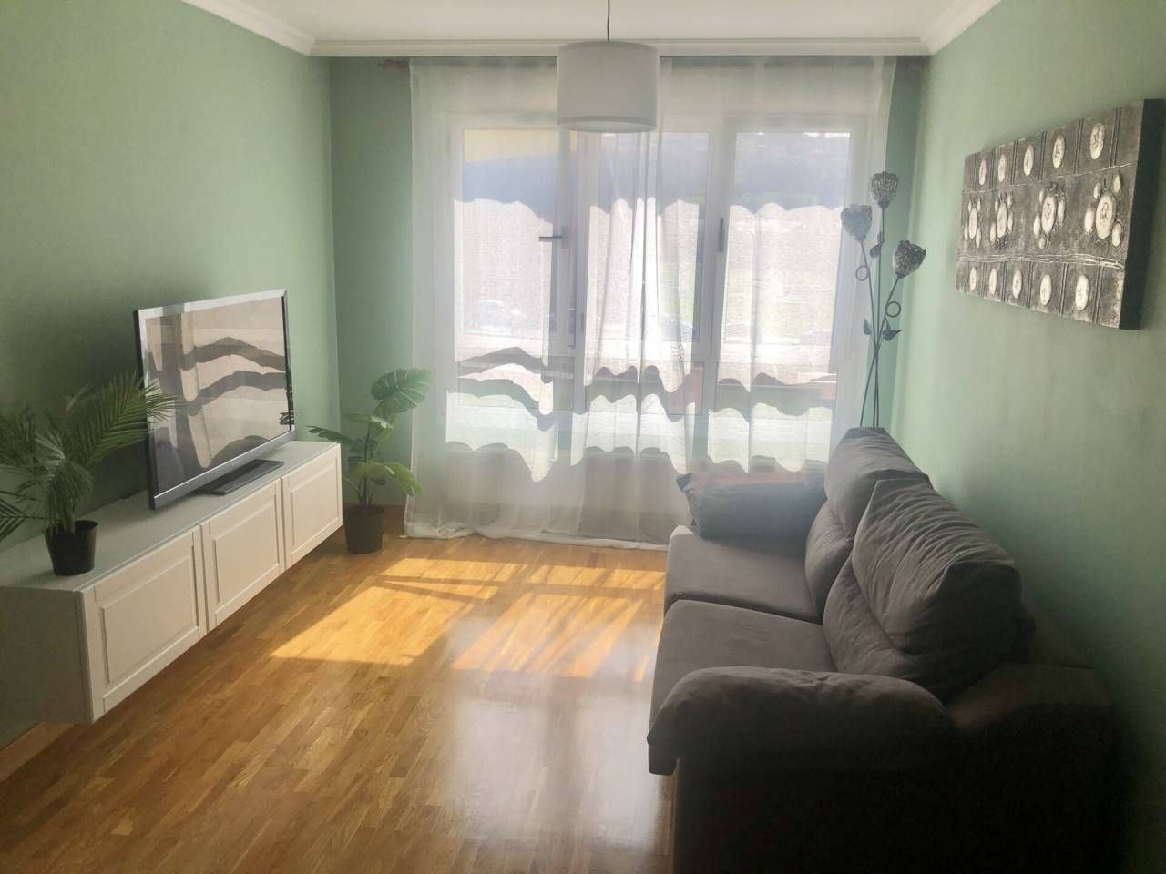 Sala d'estar de Apartament de lloguer en Oviedo  amb Calefacció, Parquet i Moblat