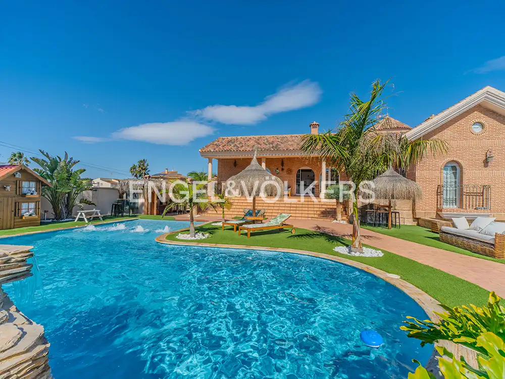 Swimming pool of Houses for sale in San Vicente del Raspeig / Sant Vicent del Raspeig  with Air Conditioner, Heating and Private garden