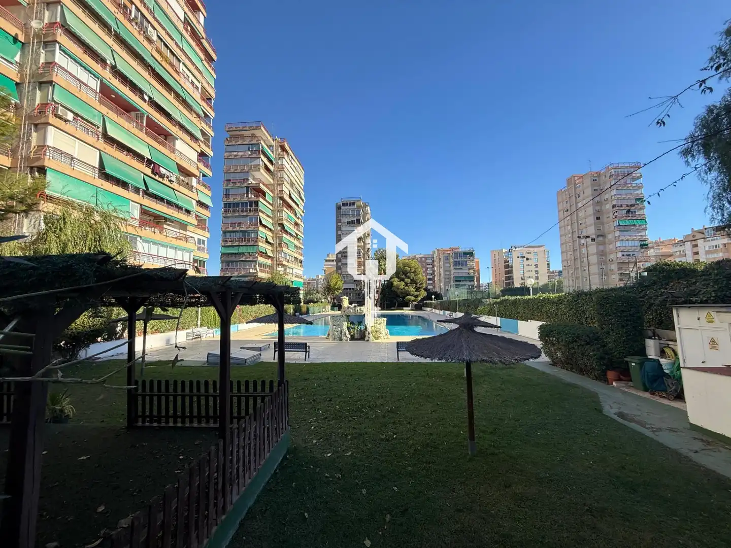 Vista exterior de Pis en venda en Alicante / Alacant amb Terrassa, Moblat i Piscina comunitària