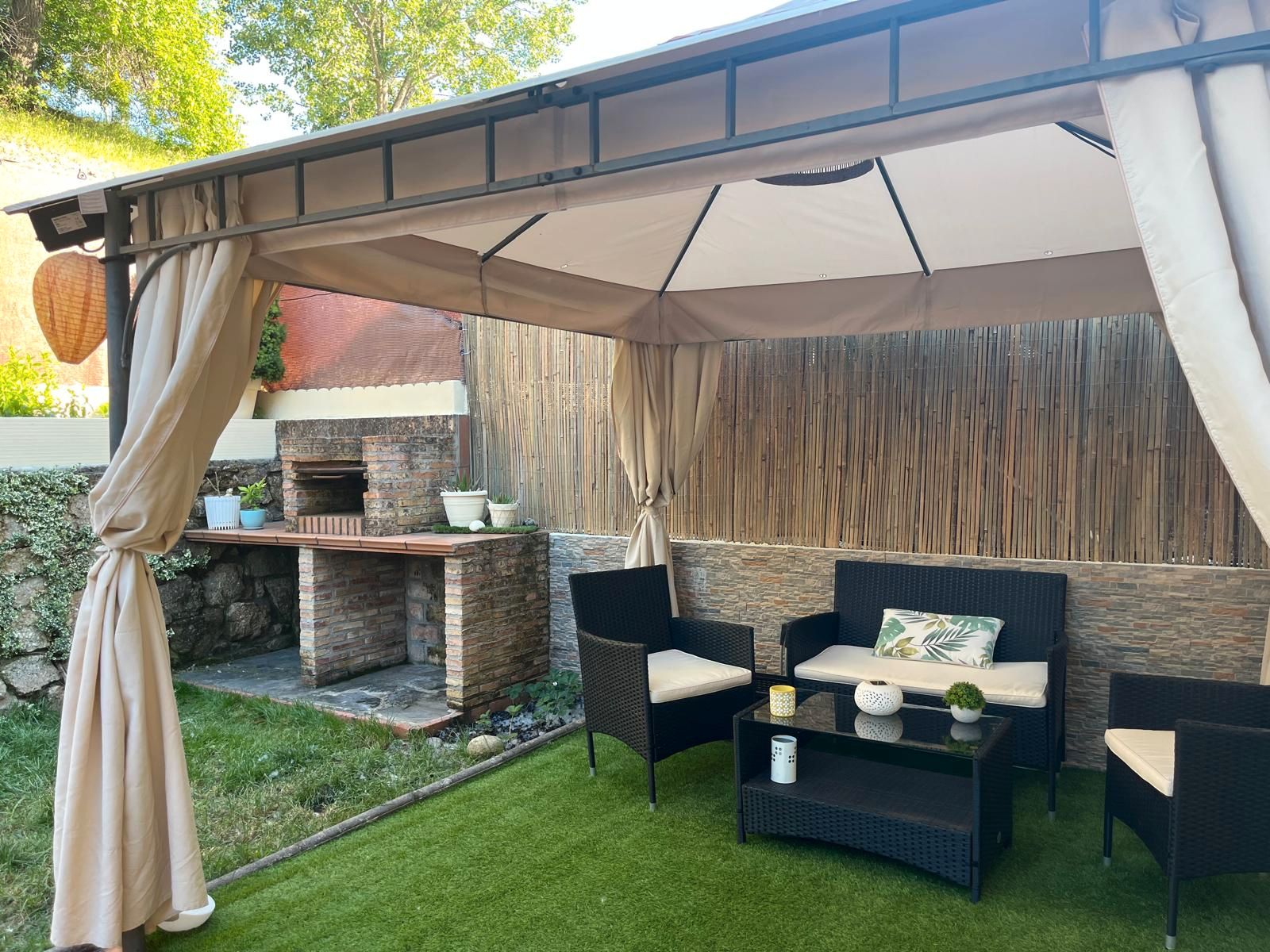 Terrasse von Einfamilien-Reihenhaus zum Verkauf in Jarandilla de la Vera mit Klimaanlage, Privatgarten und Möbliert