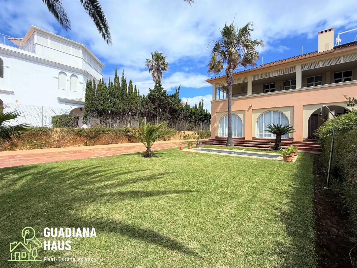 Vista exterior de Casa adosada en venda en Ayamonte amb Aire condicionat, Calefacció i Jardí privat