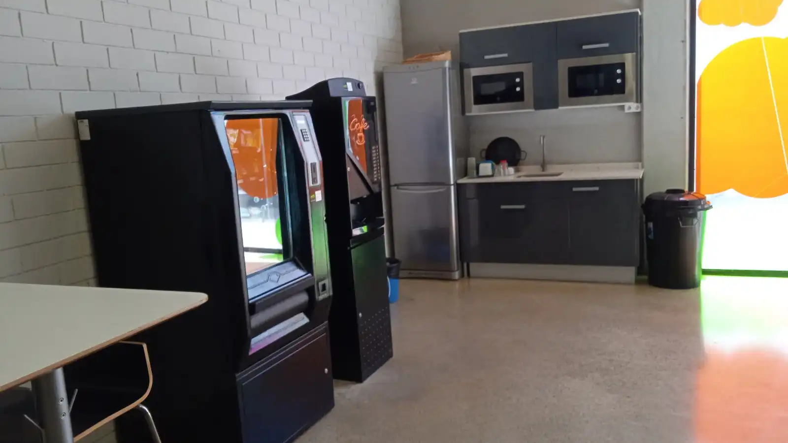 Küche von Büro zur Miete in Reus mit Klimaanlage, Heizung und Internet