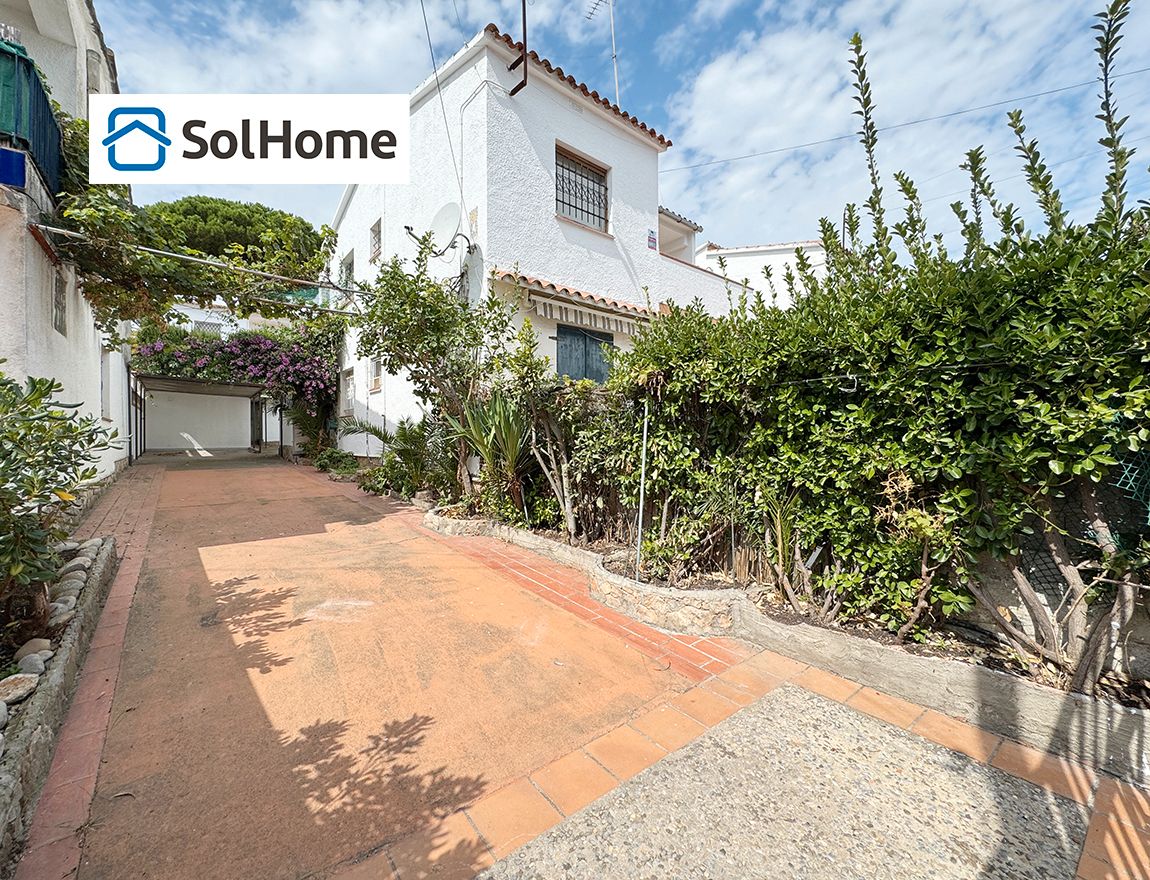 Exterior view of Flat for sale in L'Escala  with Private garden, Terrace and Alarm