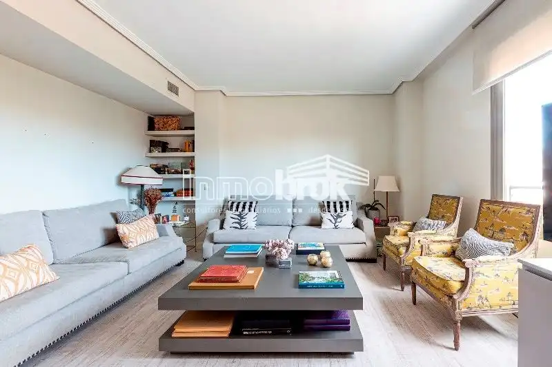 Wohnzimmer von Dachboden zur Miete in La Moraleja mit Klimaanlage, Heizung und Abstellraum
