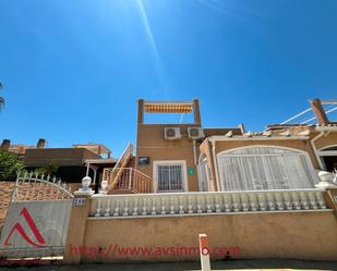 Vista exterior de Pis en venda en Torrevieja amb Aire condicionat, Jardí privat i Terrassa