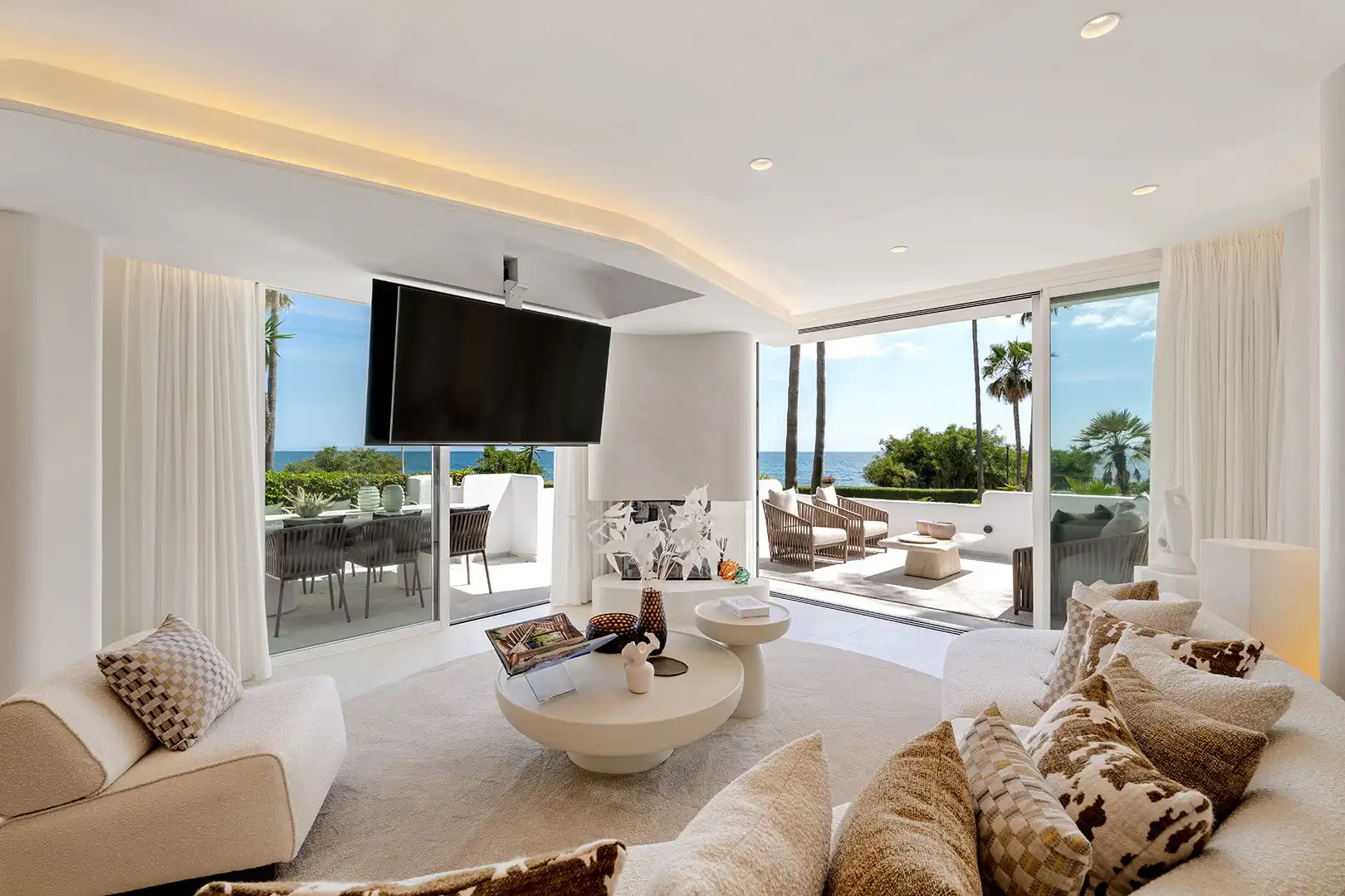 Sala d'estar de Planta baixa en venda en Estepona amb Aire condicionat, Calefacció i Jardí privat