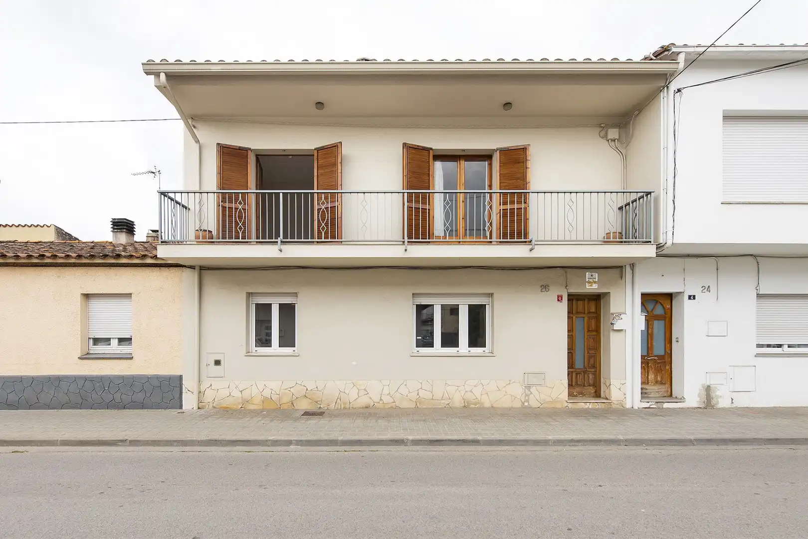 Außenansicht von Einfamilien-Reihenhaus zum Verkauf in Banyoles mit Heizung, Terrasse und Balkon