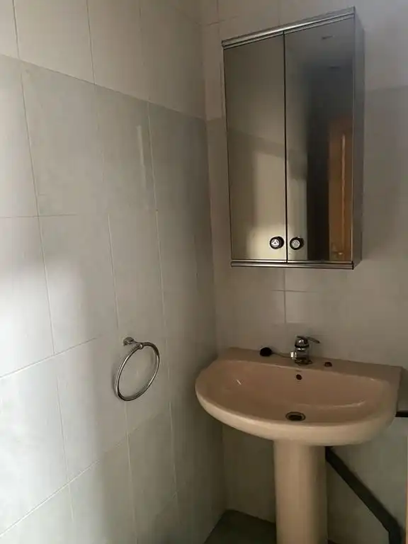 Badezimmer von Fabrikhallen zur Miete in La Roda