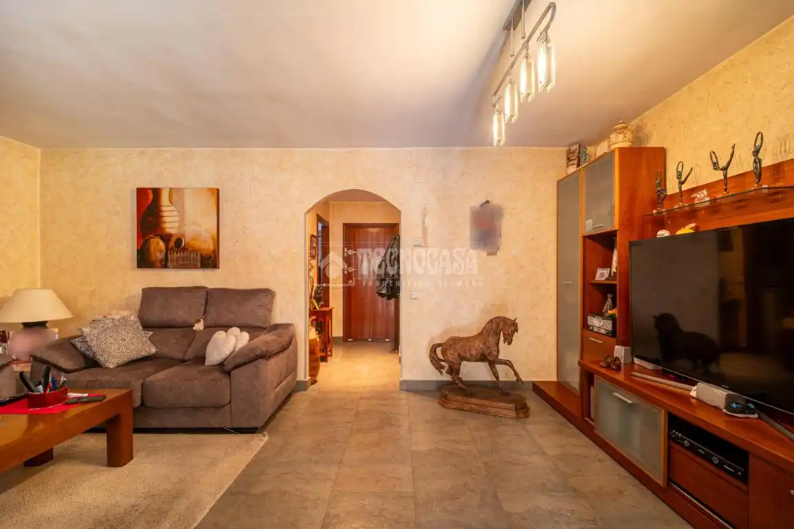 Sala de estar de Casa adosada en venta en Arganda del Rey con Aire acondicionado y Amueblado