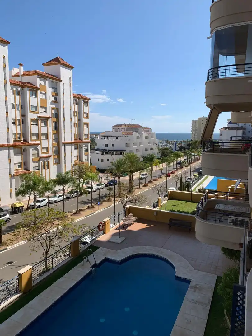 Vista exterior de Apartament en venda en Estepona amb Aire condicionat, Terrassa i Traster