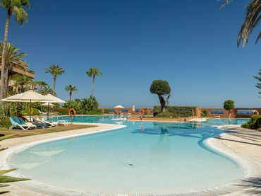 Baixos amb piscina en venda a Nueva Andalucía