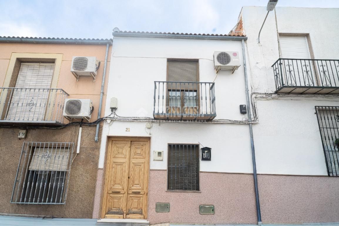 Vista exterior de Casa adosada en venda en Jódar amb Aire condicionat i Calefacció