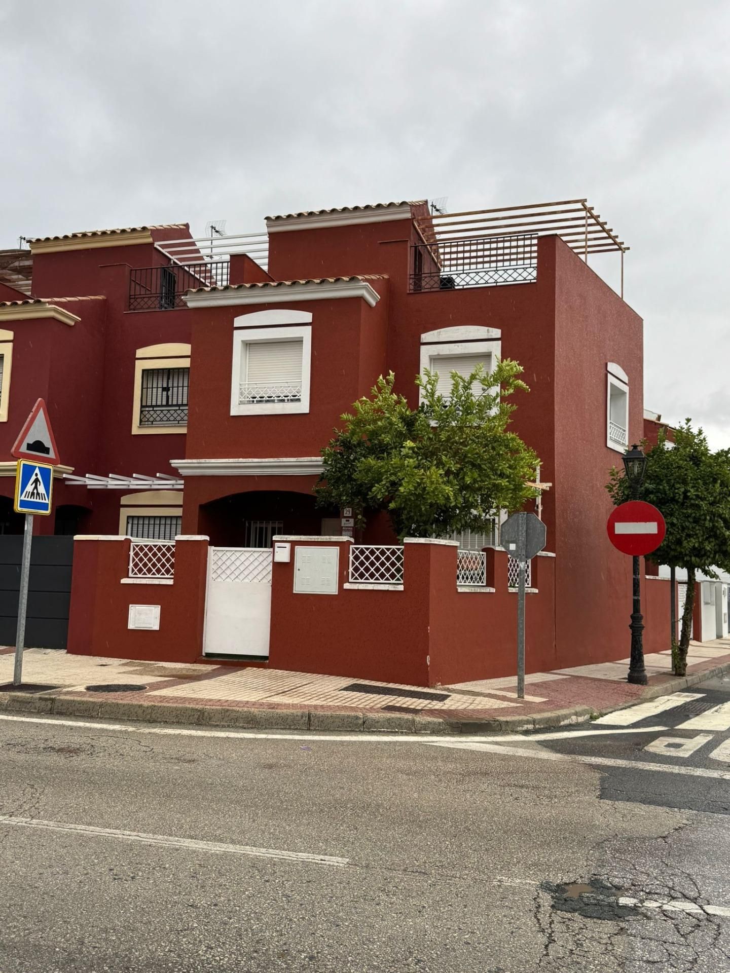 Vista exterior de Casa adosada en venda en Bollullos de la Mitación amb Jardí privat i Terrassa