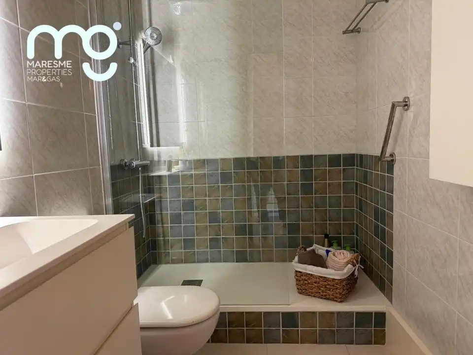 Baño de Casa adosada en venta en Premià de Mar con Aire acondicionado, Calefacción y Jardín privado
