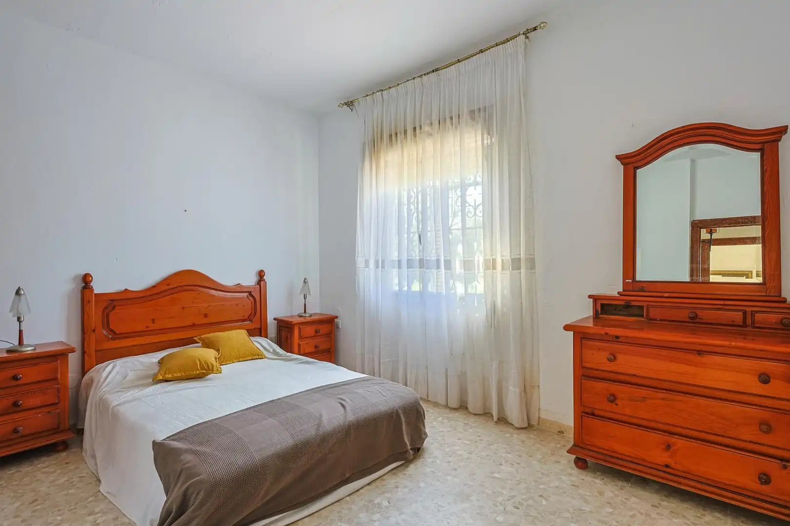 Dormitori de Casa o xalet en venda en Sanlúcar la Mayor amb Aire condicionat i Piscina