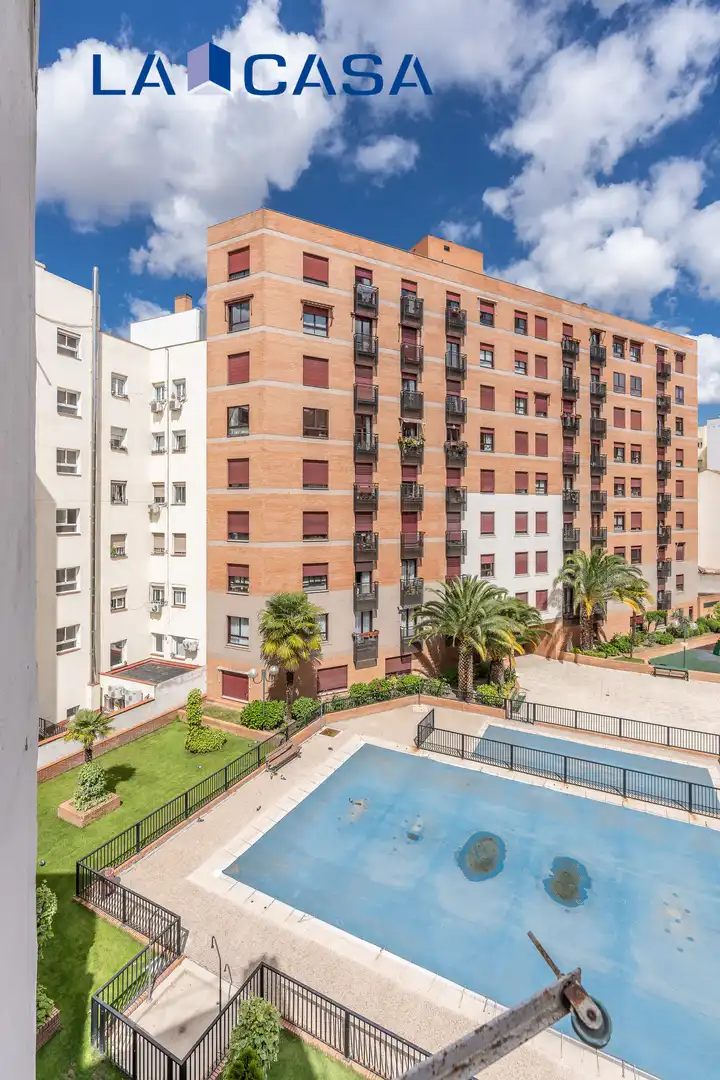 Vista exterior de Piso en venta en Madrid con Calefacción